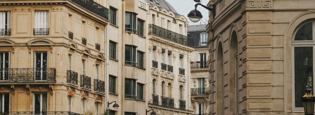 Photo gros plan d'une rue parisienne avec vue sur les immeubles - La contre-visite, architecte d'intérieur